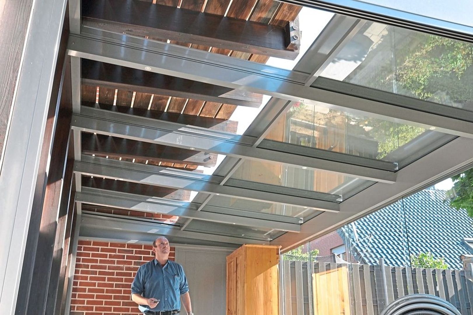 Sonnenschutz an einer Überdachung per Fernbedienung nutzbar