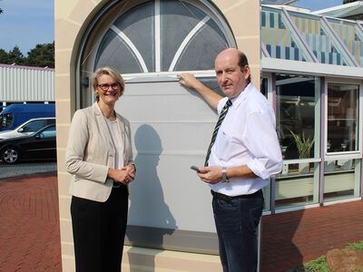 Eine Frau und ein Mann vor einer runden Markise