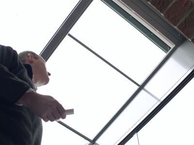 Hubertus Haking bedient per Fernbedienung ein Schiebedach