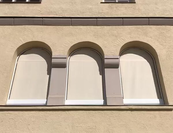 Drei Rundbögenmarkisen an Fenstern